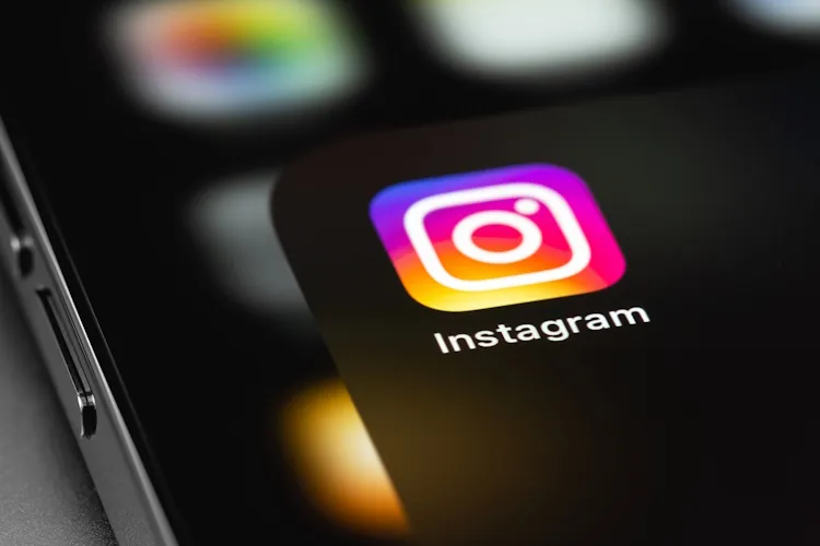 Smartphone screen displaying Instagram app with an error message.
