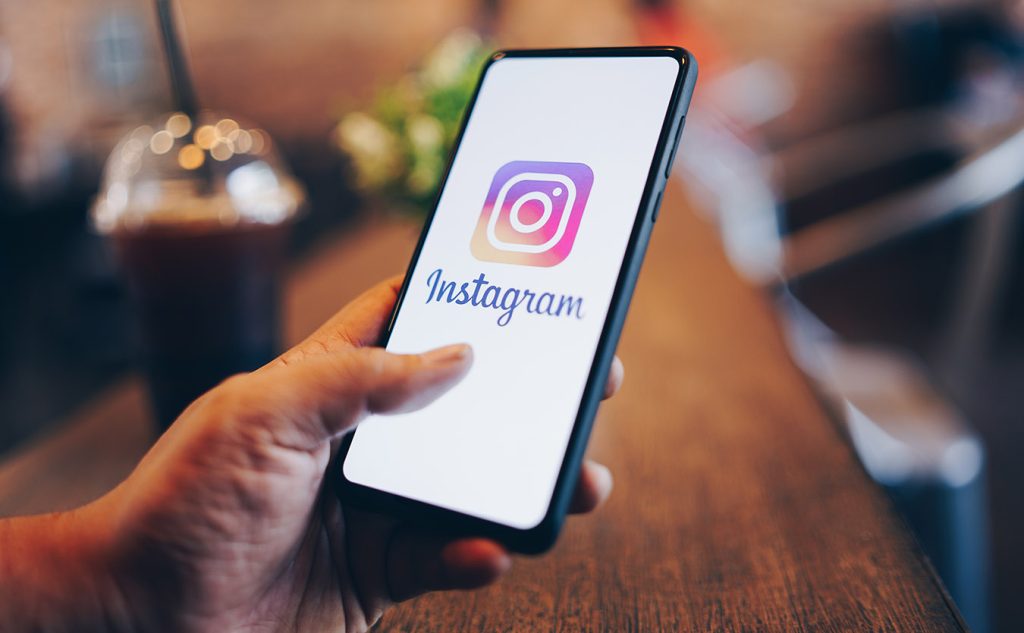 Smartphone displaying the Instagram app with an error message.